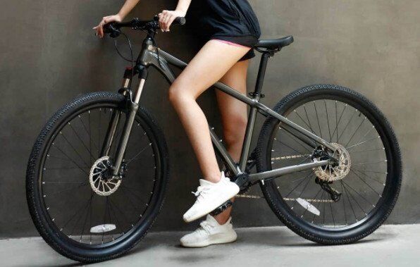 Девушка на велосипеде Xiaomi QiCycle
