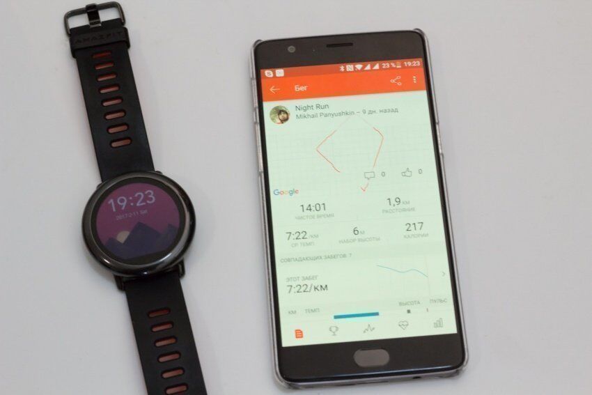 часы Xiaomi и телефон на столе