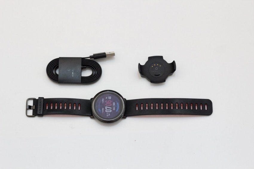 комплект поставки часов Xiaomi: часы, кредл, кабель для зарядки