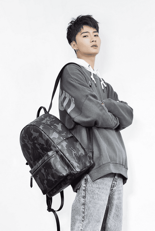 Пример переноски рюкзака Xiaomi Vllicon Fashion Trend Camouflage Backpack