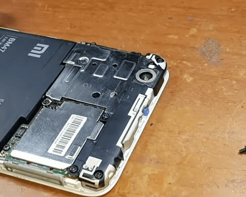 Процесс снятия защитных панелей под крышкой телефона Xiaomi
