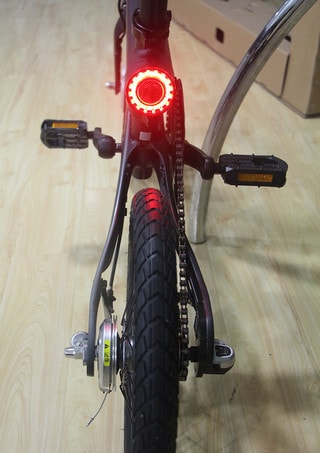 Задние габаритные огни электровелосипеда Xiaomi Mijia QiCycle Folding Electric Bike Вид на задние габаритные огни электровелосипеда Xiaomi Mijia QiCycle Folding Electric Bike