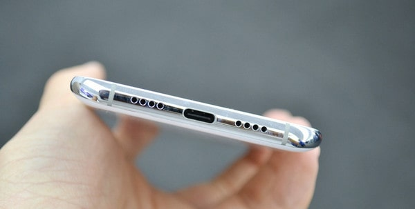 Отсутствие аудиоразъема в смартфоне Ми 6 Нижняя грань телефона Ми 6 с отсутствующим аудиоразъемом