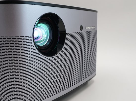Линза проектора Xiaomi XGIMI H2 Проектор XGIMI H2 в работающем состоянии
