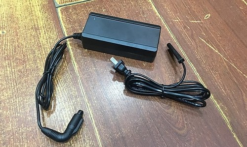 Зарядное устройство для электросамоката Xiaomi QiCycle EUNi Electric Scooter Внешний вид зарядного устройства для электросамоката Xiaomi QiCycle EUNi Electric Scooter