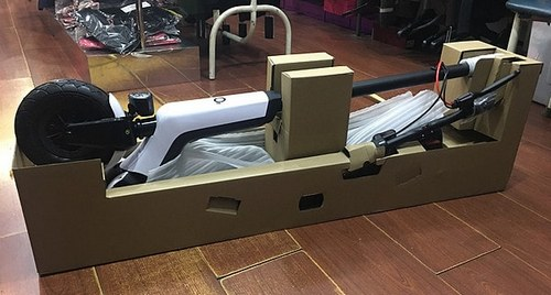 Размещение электросамоката Xiaomi QiCycle EUNi Electric Scooter в коробке Электросамокат Xiaomi QiCycle EUNi Electric Scooter в упакованном виде