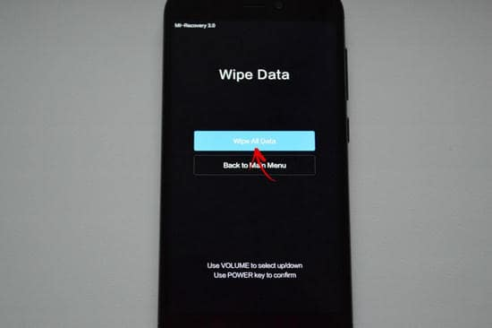 Выбор кнопки «Wipe Data» на телефоне Сяоми