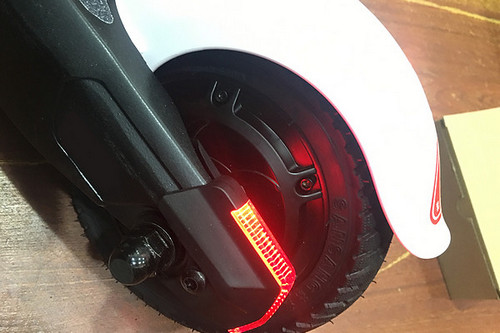 Задние сигнальные огни электросамоката Xiaomi QiCycle EUNi Electric Scooter Демонстрация работы задних сигнальных огней электросамоката Xiaomi QiCycle EUNi Electric Scooter